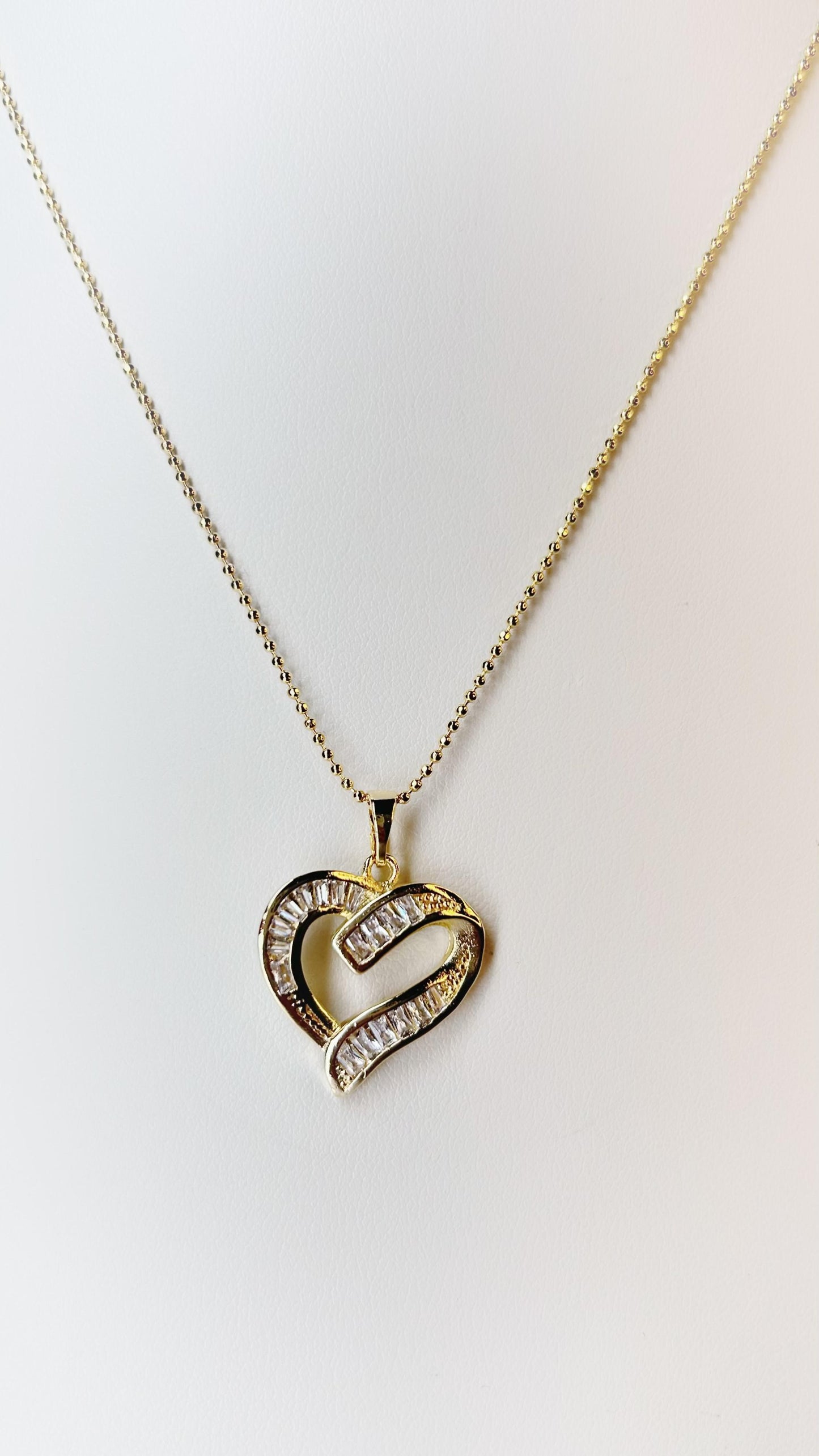 Colar Coração Dourado com Zircônias – Elegância Atemporal