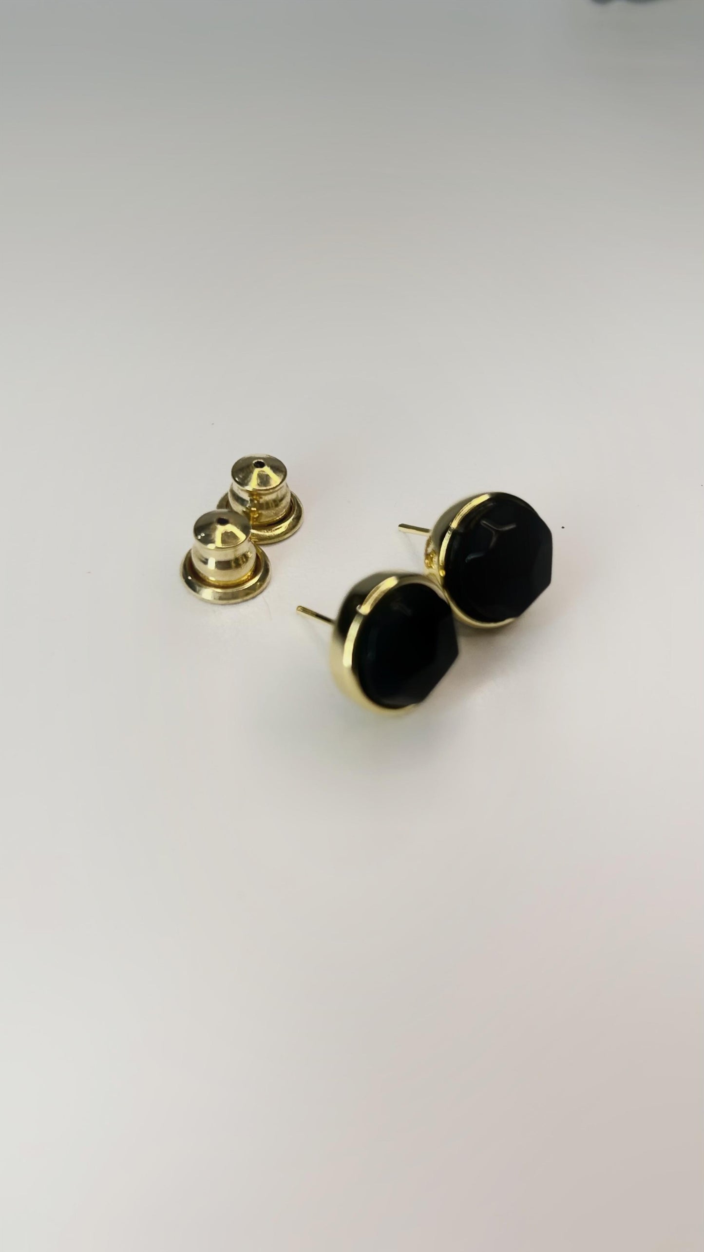 Brinco Ponto de Luz Ônix Natural com Banho em Ouro 18k