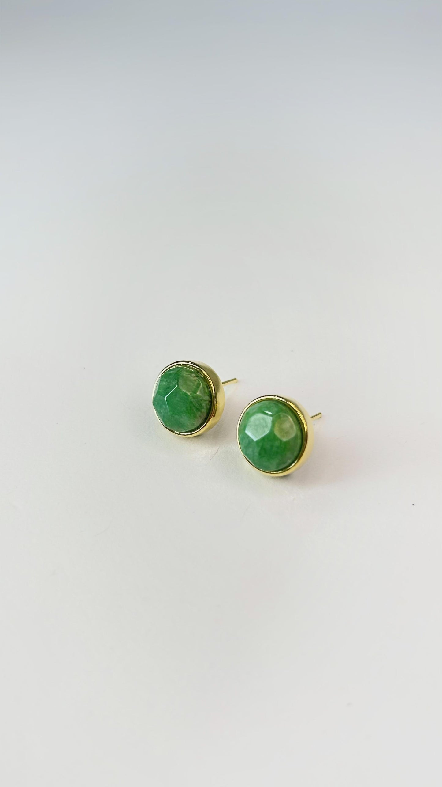 Brinco Redondo com Quartzo Verde Natural Folheado a Ouro 18k