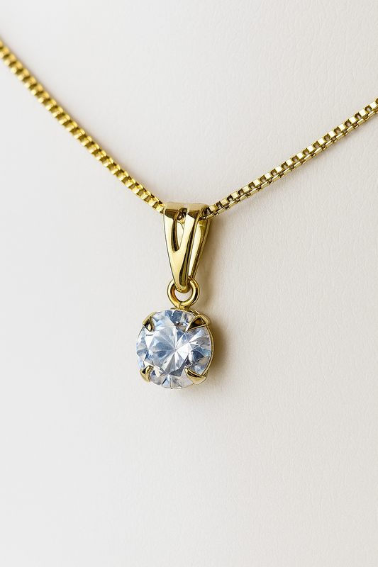 Colar Solitário em Ouro com Zircônia Branca – Elegância Minimalista