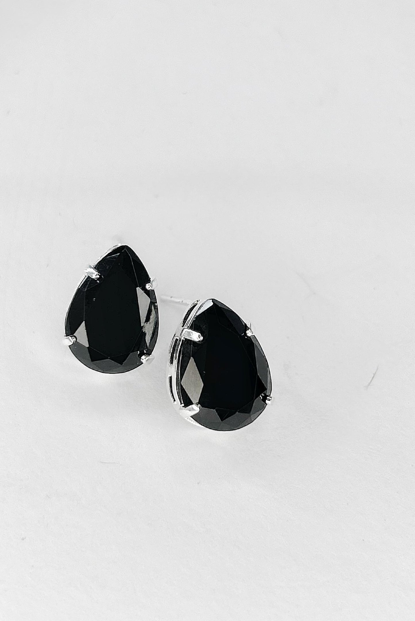 Brinco Gota com Pedra Preta e Banho de Prata – Elegância Minimalista