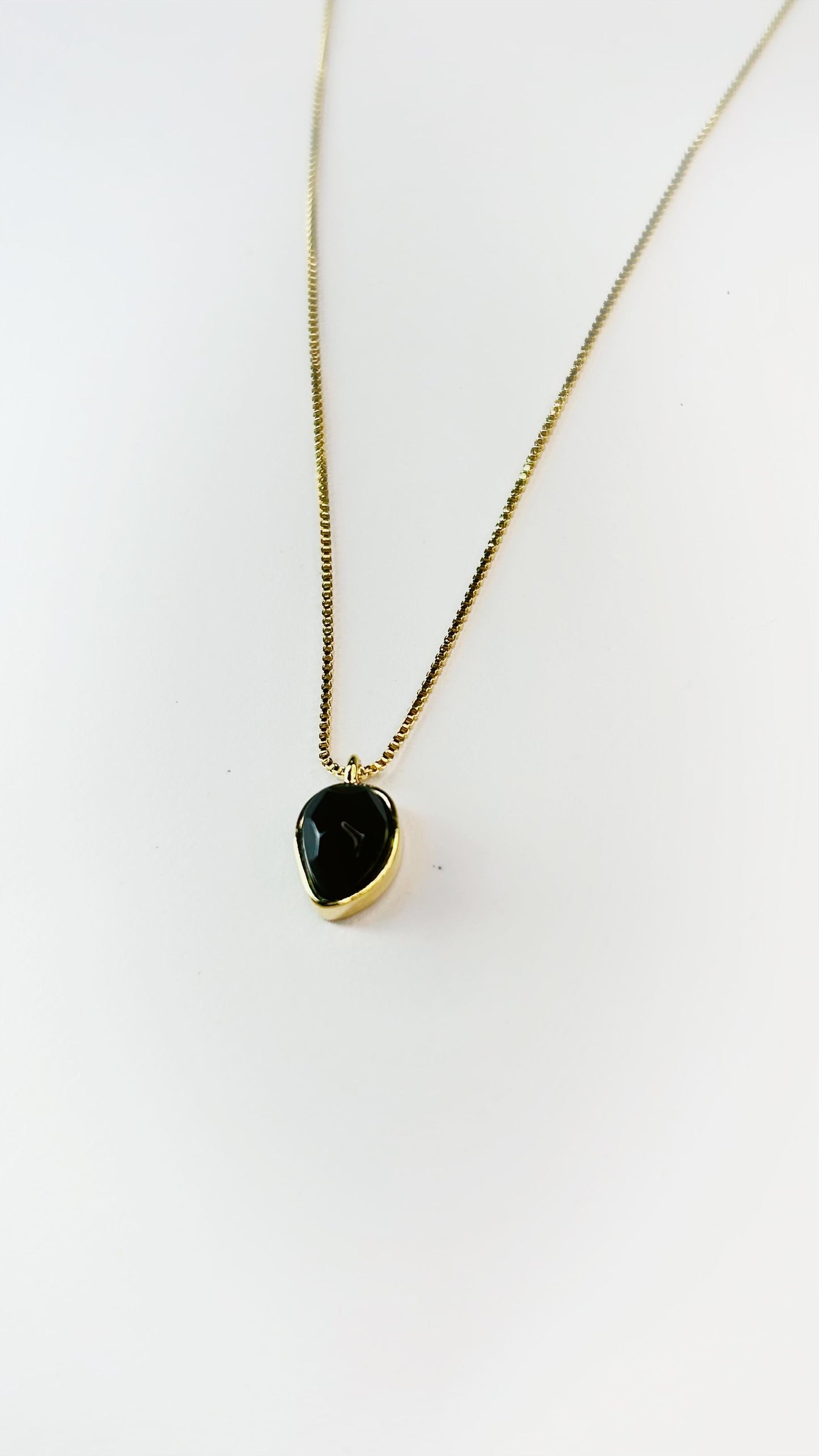 Colar Gota com Ônix Natural Folheado a Ouro 18k