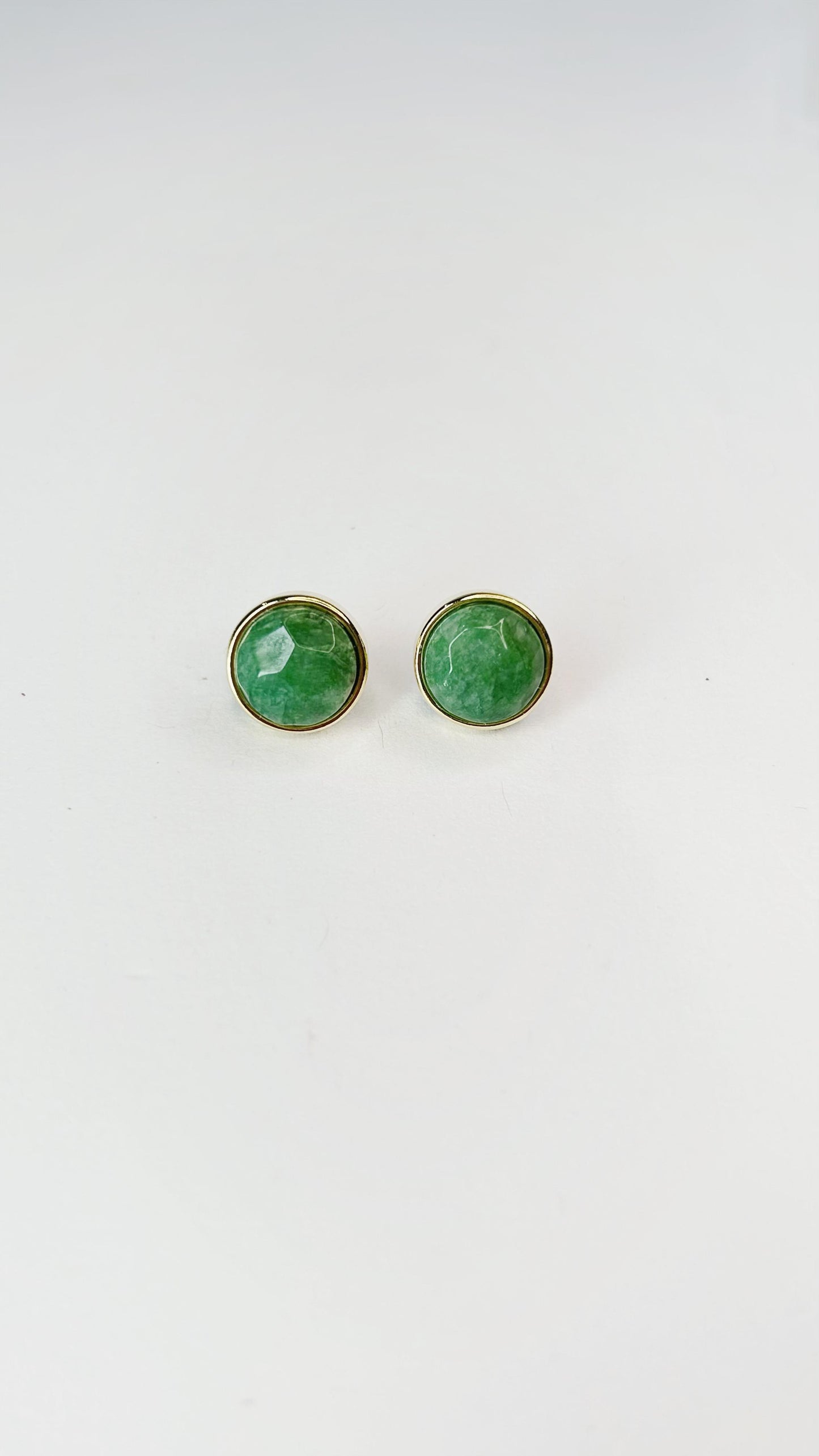 Brinco Redondo com Quartzo Verde Natural Folheado a Ouro 18k